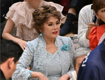 Diễn viên, vợ cũ Tổng thống Indonesia bị ném đệm vào đầu khi xem Sumo