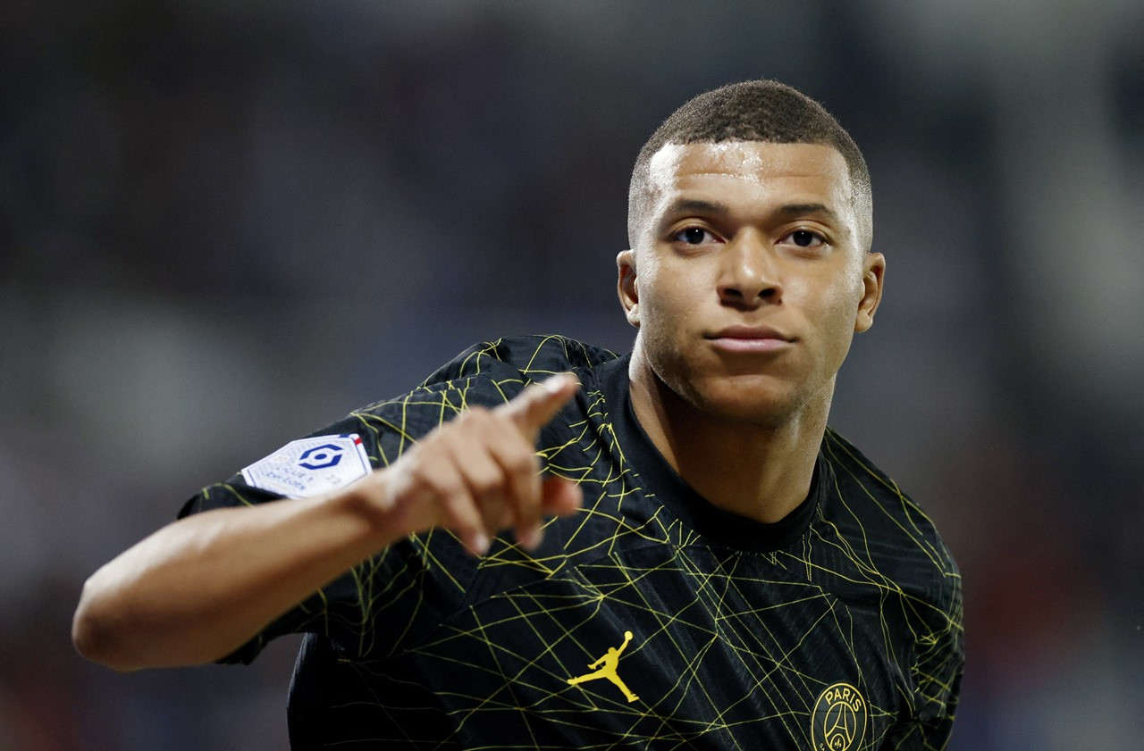 Mbappe tỏa sáng cùng Messi, PSG chạm một tay vào chức vô địch