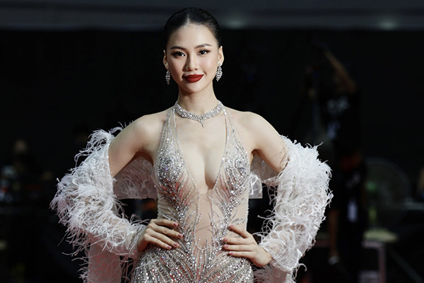 Bùi Quỳnh Hoa mặc sexy đi chấm thi siêu mẫu quốc tế ở Philippines