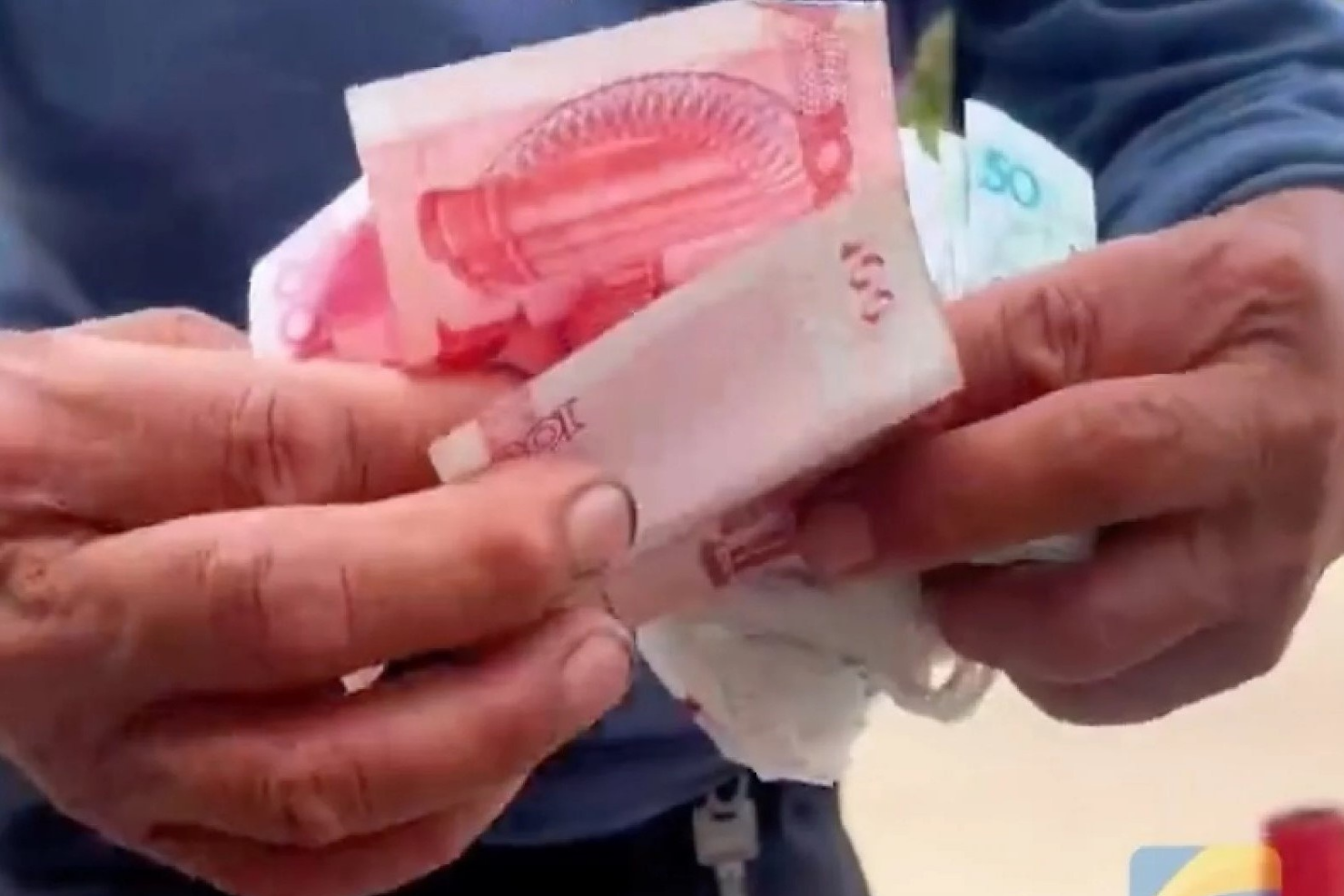 Hành động ấm lòng của chủ quán ăn dù bị xe tông sập cửa