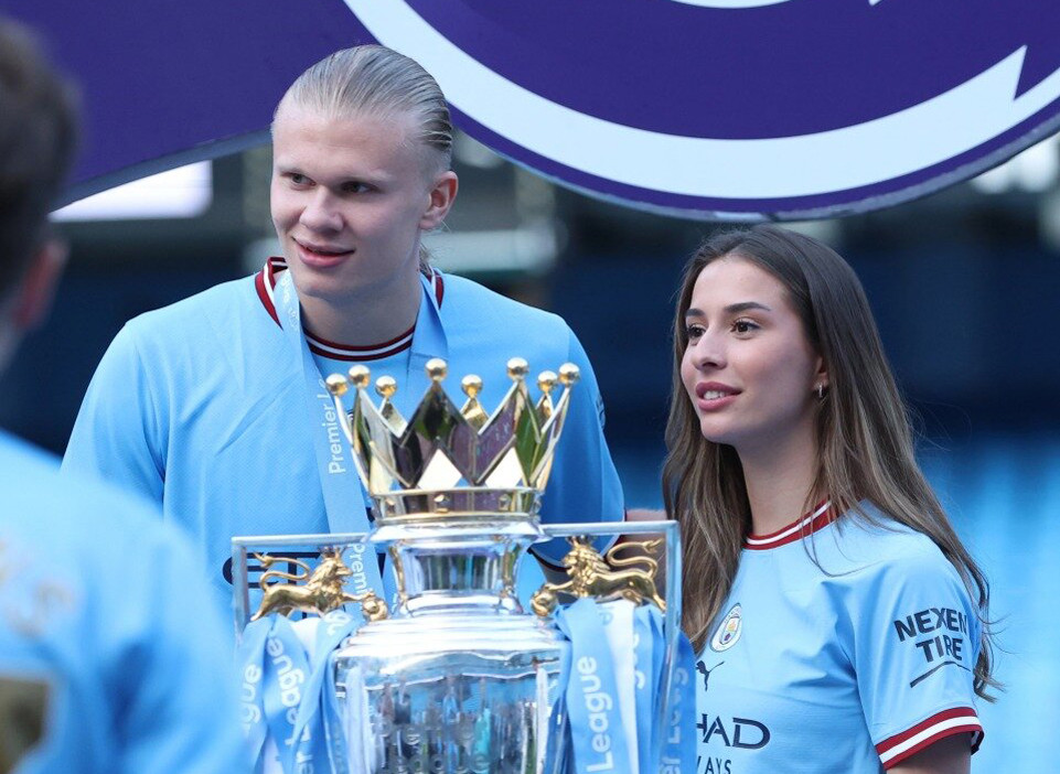 Haaland khoe bạn gái cực xinh trong lễ ăn mừng Man City