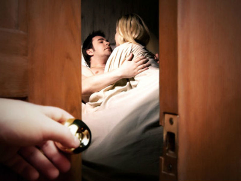 Bố ruột ngoại tình với mẹ nuôi, cùng lúc tôi mất 2 gia đình