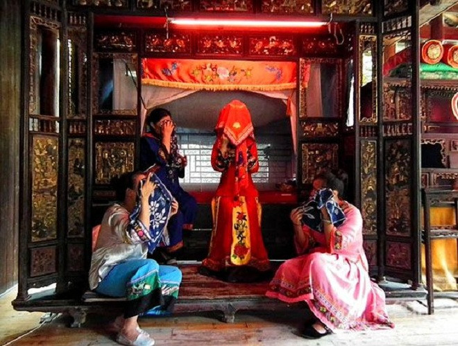 Phong tục cô dâu khóc 1 tiếng/ngày cả tháng trước đám cưới ở Trung Quốc