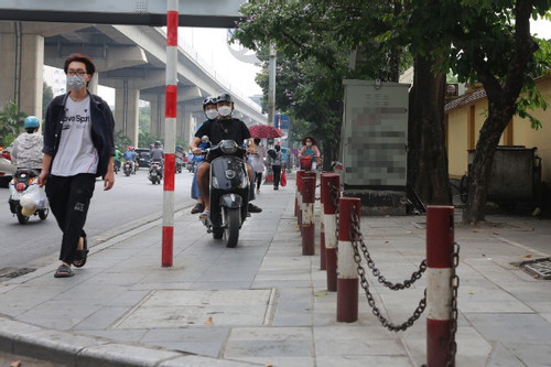 Muôn kiểu 'sáng tạo' dựng rào, xây trụ ngăn xe đi lên vỉa hè ở Hà Nội