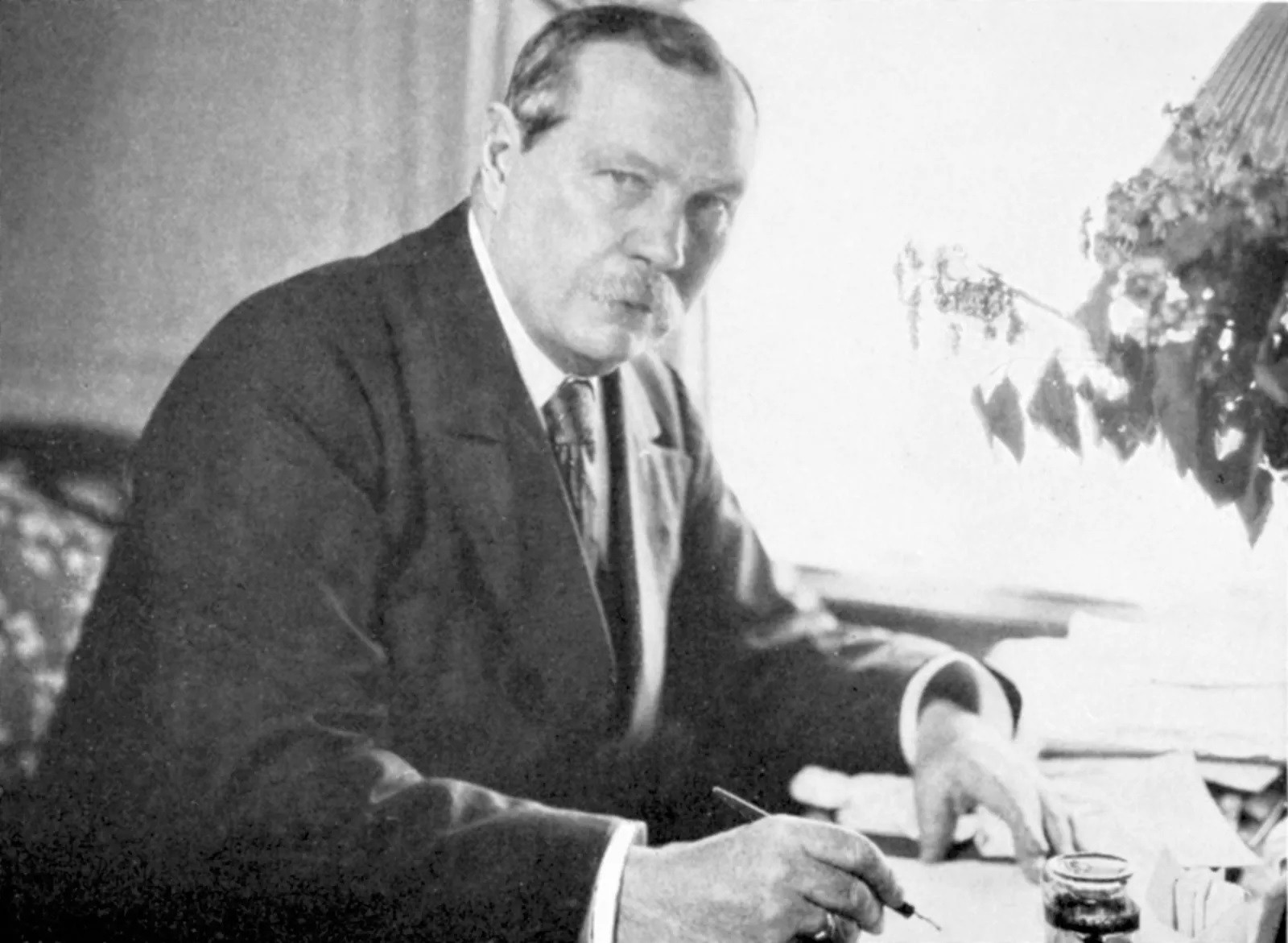 Chuyện chưa kể về 'vua trinh thám' Conan Doyle