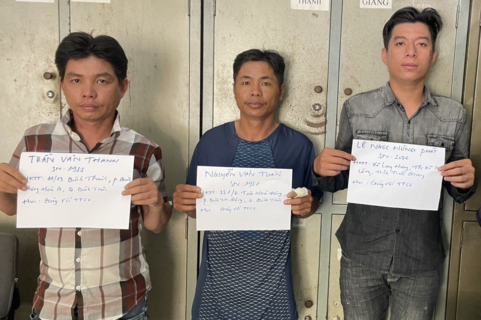 Khởi tố 3 người cầm hung khí đập phá đám cưới ở TP.HCM