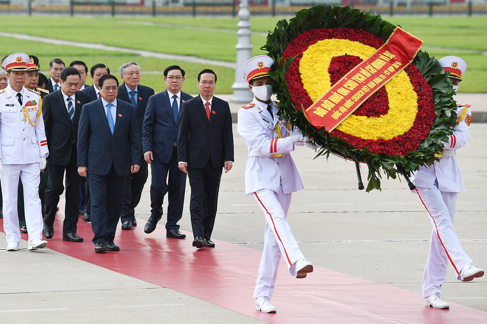 Đại biểu Quốc hội vào Lăng viếng Chủ tịch Hồ Chí Minh trước phiên khai mạc