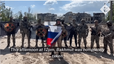 Nhóm Wagner cắm cờ Nga ở Bakhmut, rời khỏi khu vực xung đột vào 25/5