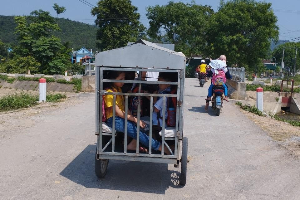 Xôn xao hình ảnh xe tự chế chở trẻ đi học giữa nóng đỉnh điểm