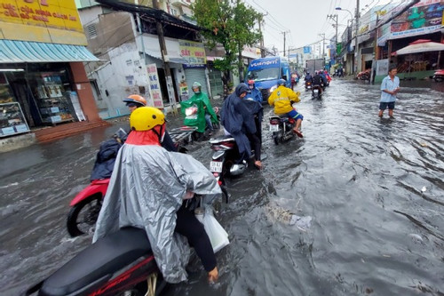 Mưa xối xả cuối chiều, nhiều tuyến đường ở TP Thủ Đức ngập như sông