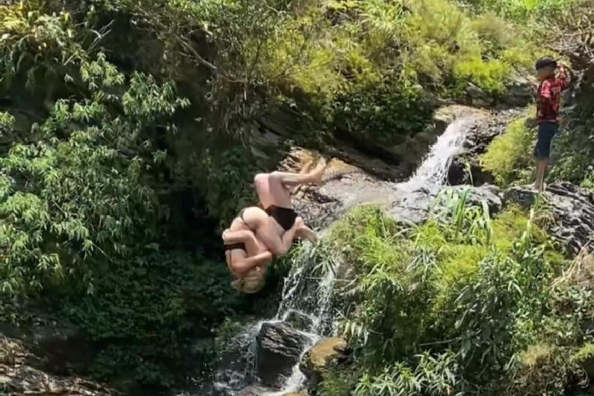 Xác minh hình ảnh cặp đôi du khách ôm nhau nhảy nhào lộn ở thác ...