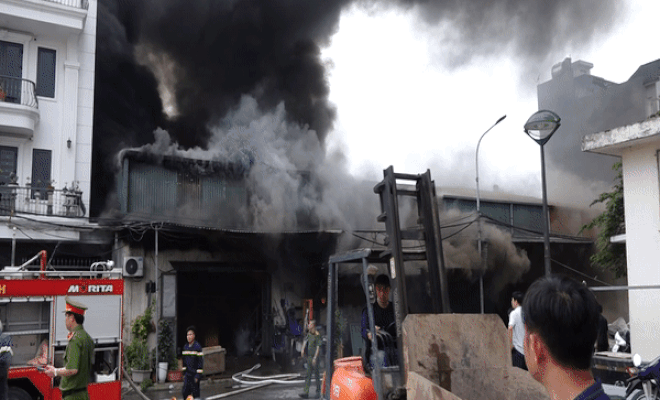 Hà Nội: Sau tiếng nổ, lửa bùng lên ngùn ngụt ở dãy kho xưởng khu Đền Lừ