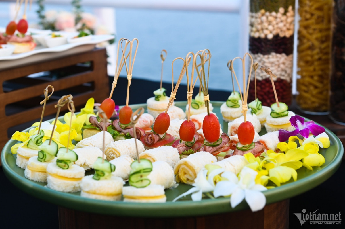 experiencing luxury five-star cruise in ha long bay picture 2