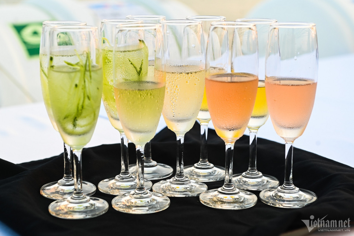 experiencing luxury five-star cruise in ha long bay picture 3