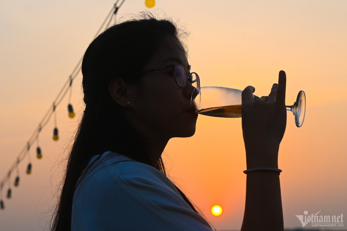 experiencing luxury five-star cruise in ha long bay picture 4