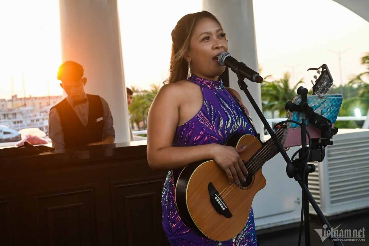 experiencing luxury five-star cruise in ha long bay picture 5