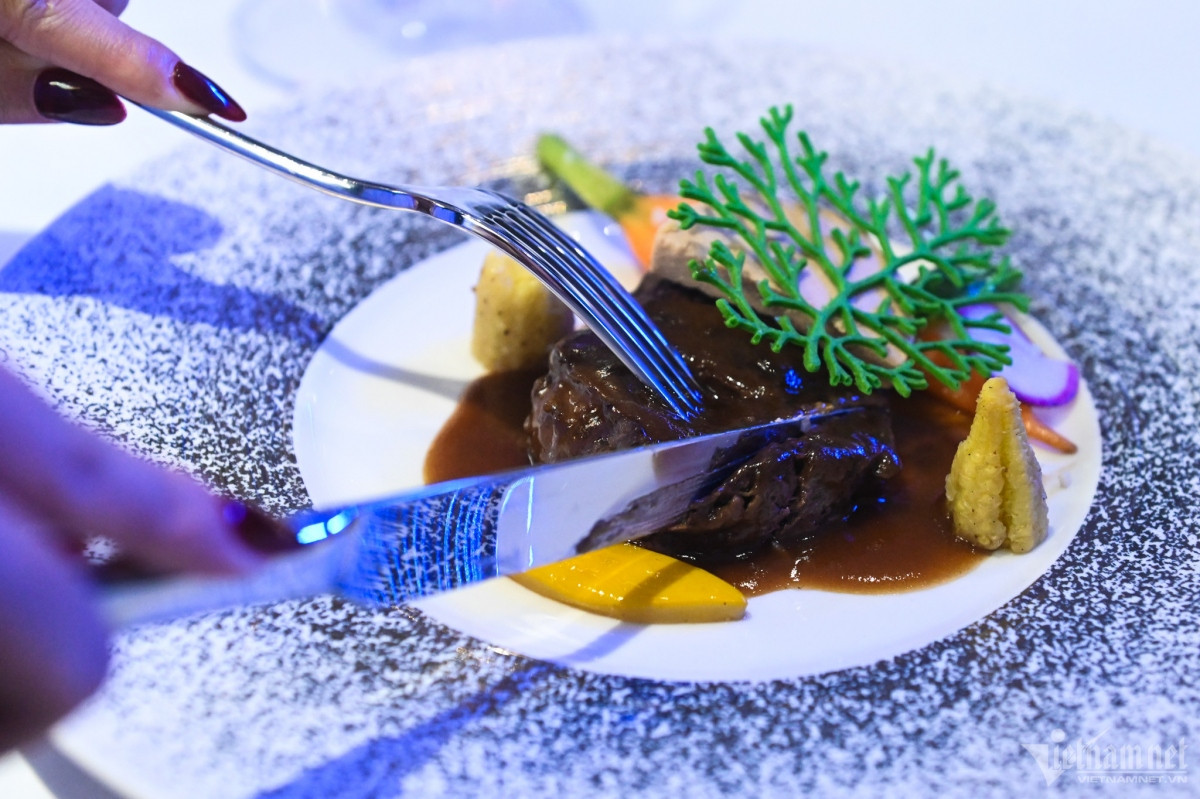 experiencing luxury five-star cruise in ha long bay picture 8