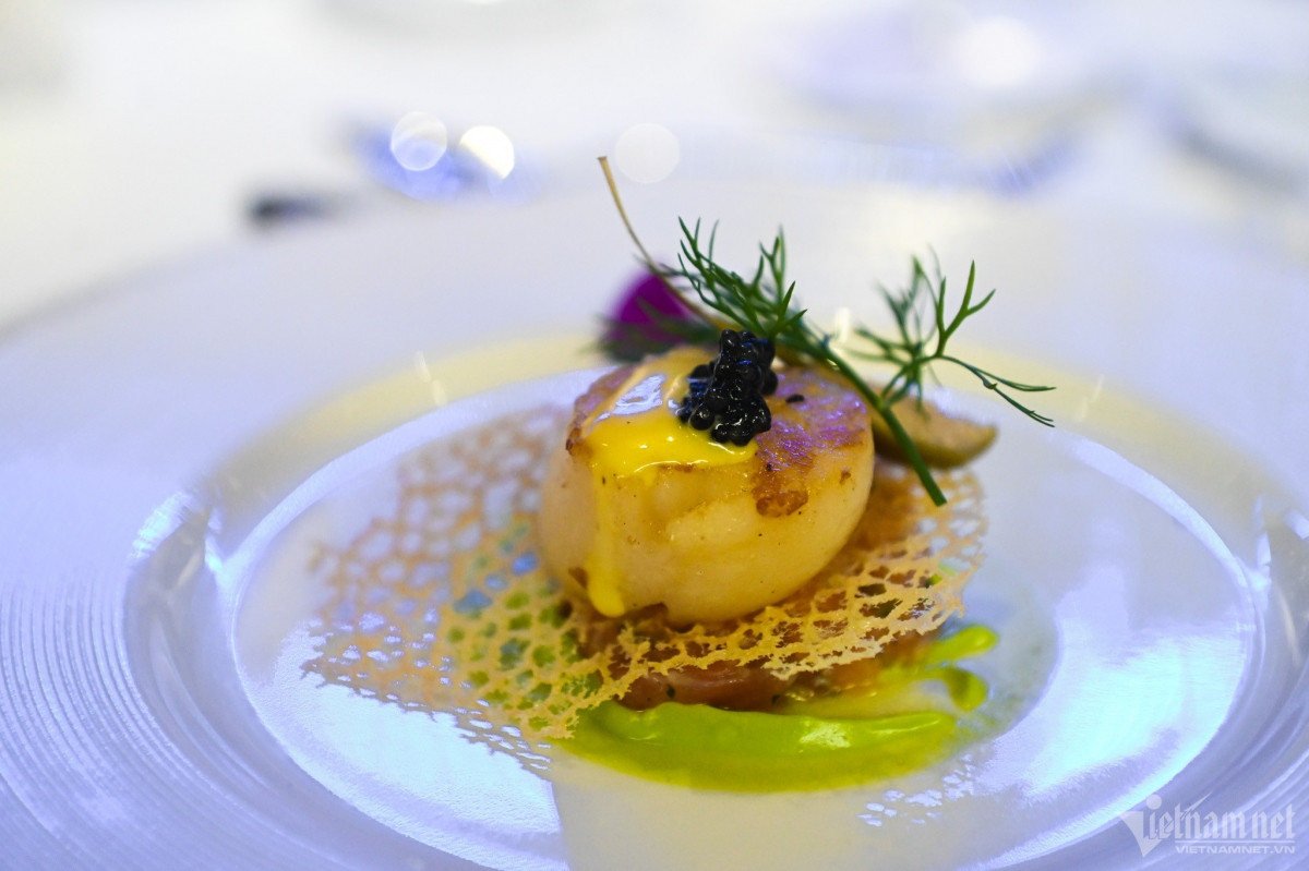 experiencing luxury five-star cruise in ha long bay picture 9