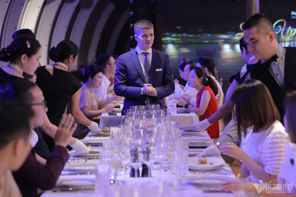 experiencing luxury five-star cruise in ha long bay picture 10