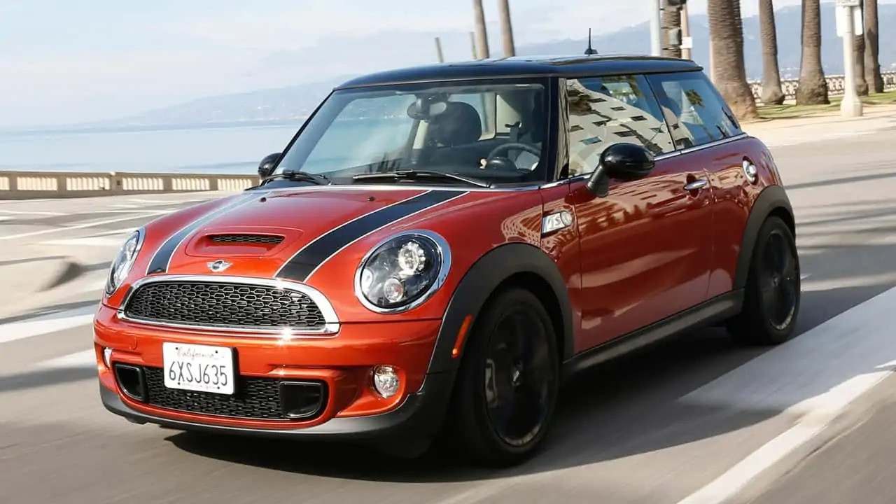 Mini triệu hồi gần 100 nghìn xe Cooper và Clubman vì nguy cơ cháy nổ