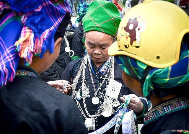 Nung people’s unique silver carving