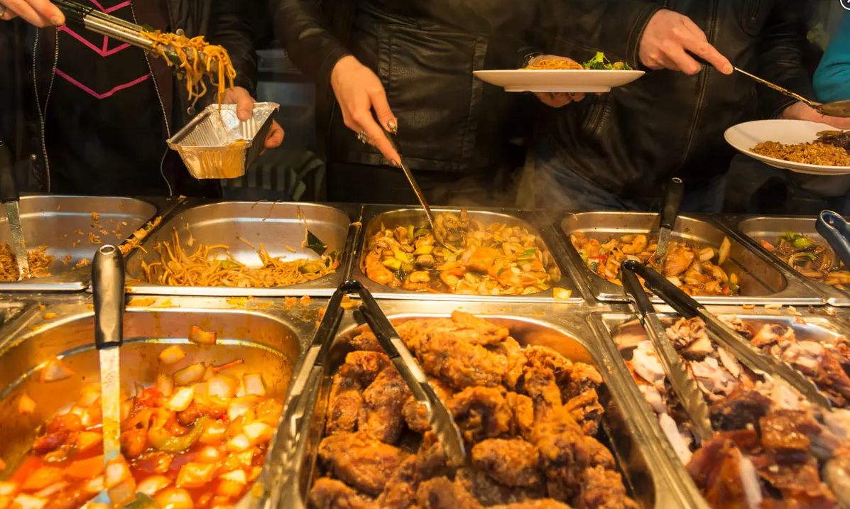 Bị nhắc vì mua 1 vé buffet cho 3 người ăn, khách nói chỉ 'ăn phụ mẹ cho đỡ phí'