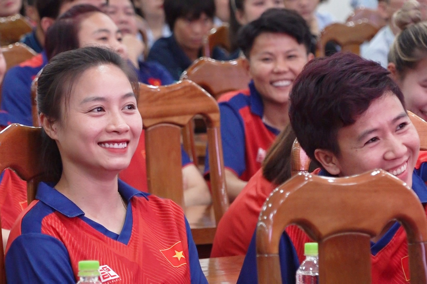 Tuyển nữ nhận 5,6 tỷ sau kỳ tích ở SEA Games, Hoàng Thị Loan, Huỳnh Như rạng rỡ