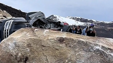 Tảng đá rơi từ trên núi đè nát ôtô, tài xế thoát nạn thần kỳ