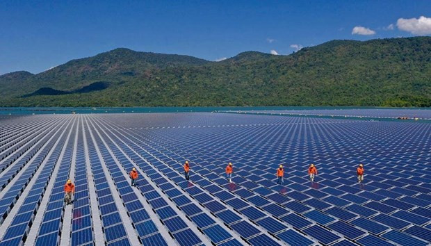 Deputy PM urges acceleration of electricity licensing for finished wind, solar power projects hinh anh 1