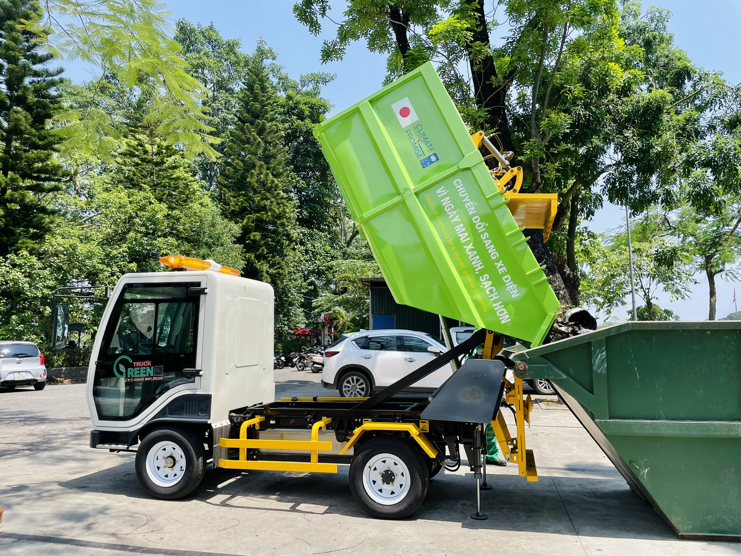Huế dùng 6 xe tải điện thu gom rác thải nhằm phát triển giao thông xanh
