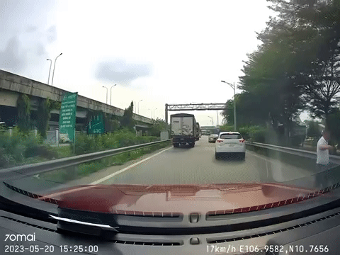 Xuất hiện 2 ô tô đi lùi trên đường dẫn cao tốc Long Thành - Dầu Giây