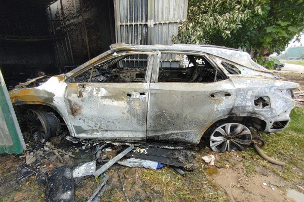 Hiện trường vụ cháy kho xưởng ở Hà Nội, ô tô Lexus RX350 trơ khung