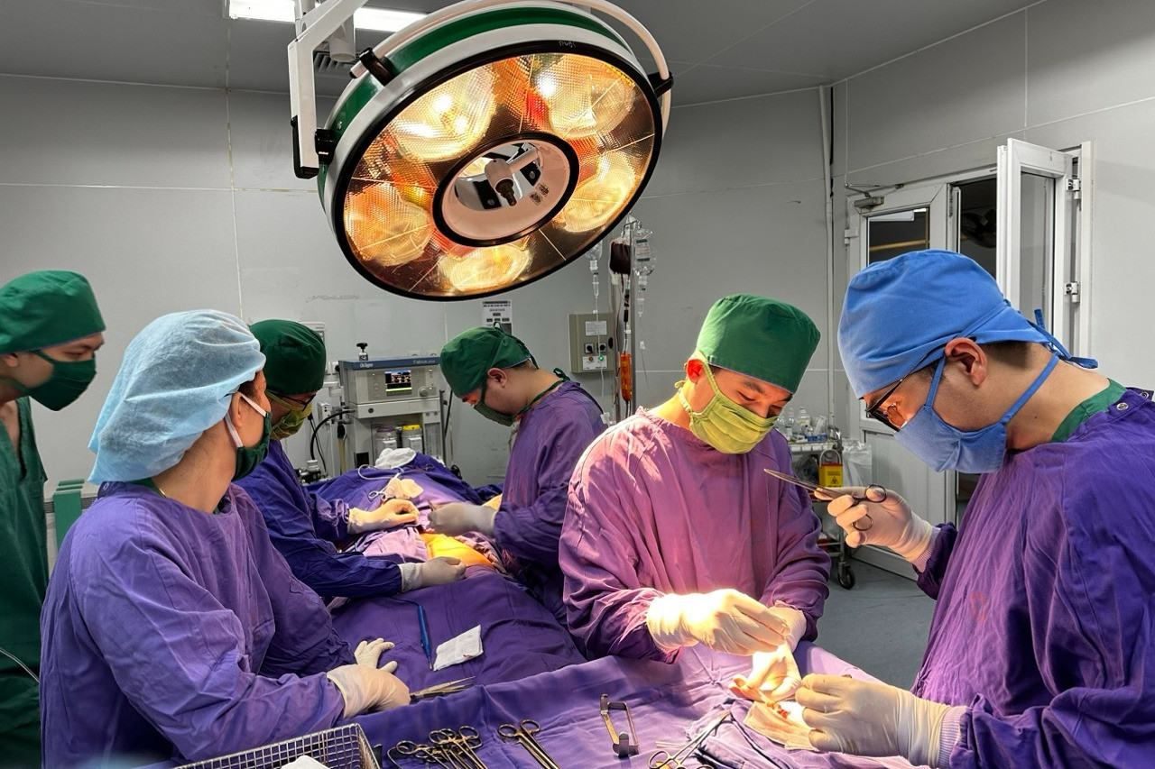 Kích hoạt báo động đỏ cứu người đàn ông cổ phun máu ồ ạt