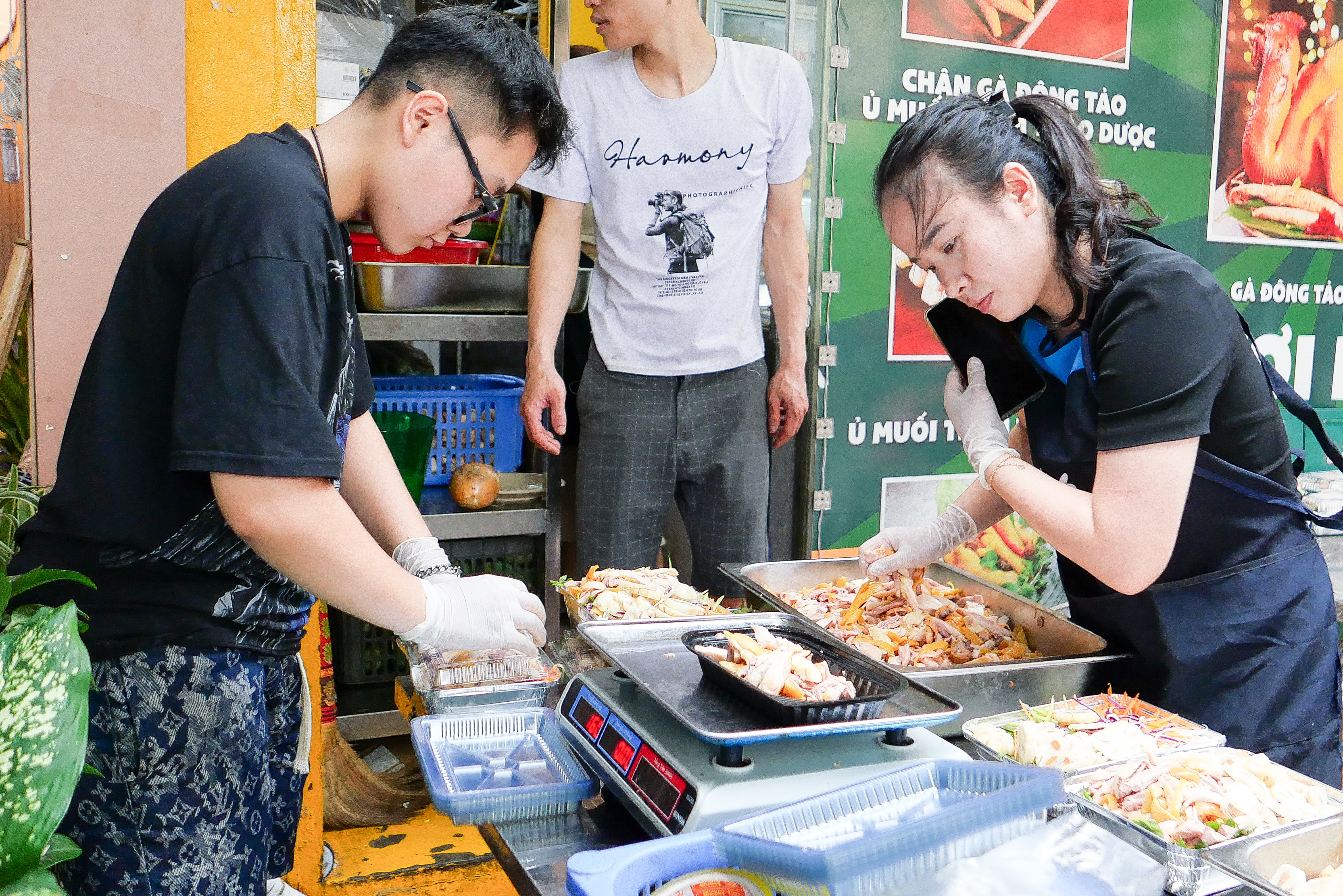 Đầu bếp 9x ở Hà Nội bán 400 suất gỏi gà măng cụt, thu trăm triệu mỗi ngày
