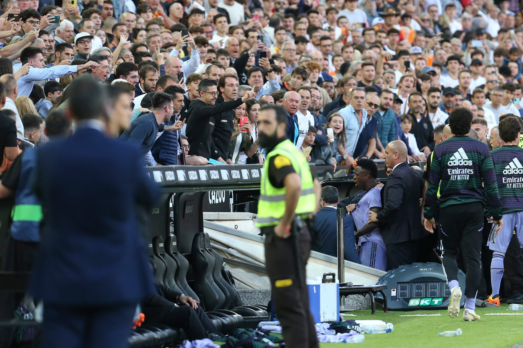 Vinicius xóa thẻ vụ phân biệt chủng tộc, bắt giữ 3 CĐV Valencia