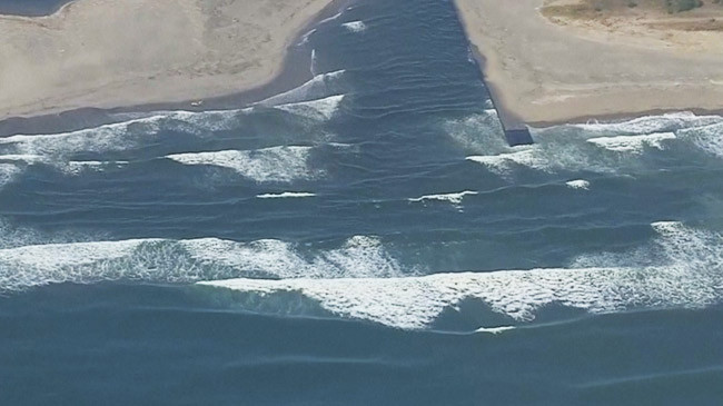 Hình ảnh sóng thần tràn vào nhà máy điện hạt nhân tại Fukushima