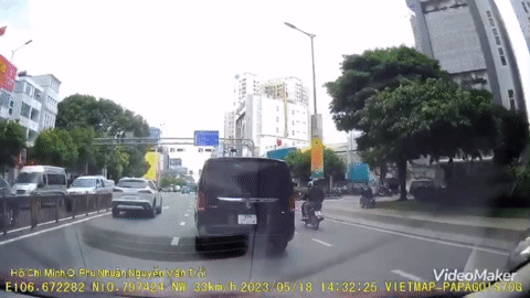 Tài xế ô tô liên tục ép làn kiểu 'quyết ăn thua' trên đường phố Sài Gòn
