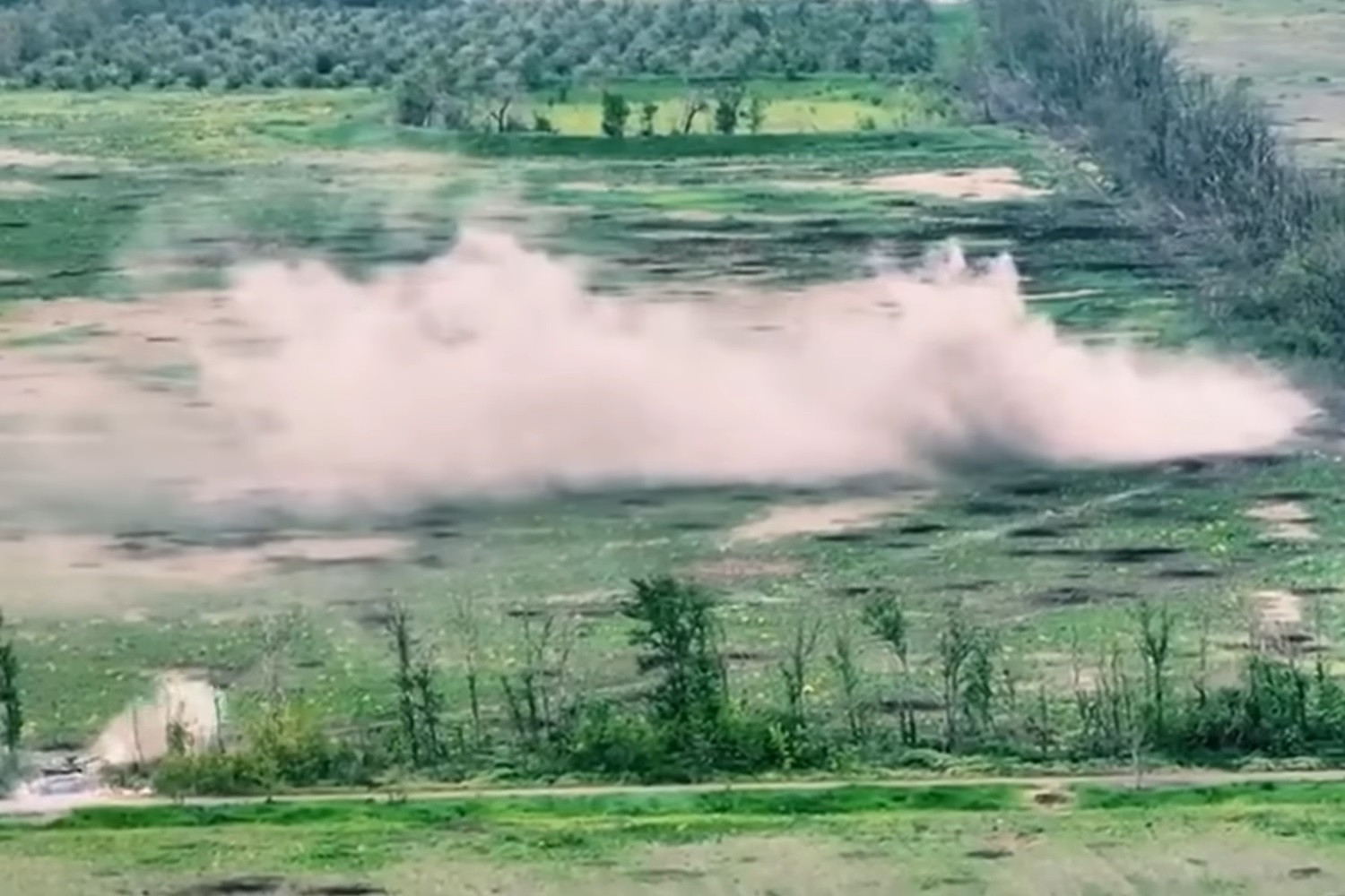 Video xe tăng Ukraine ‘cận chiến’ pháo phản lực Nga