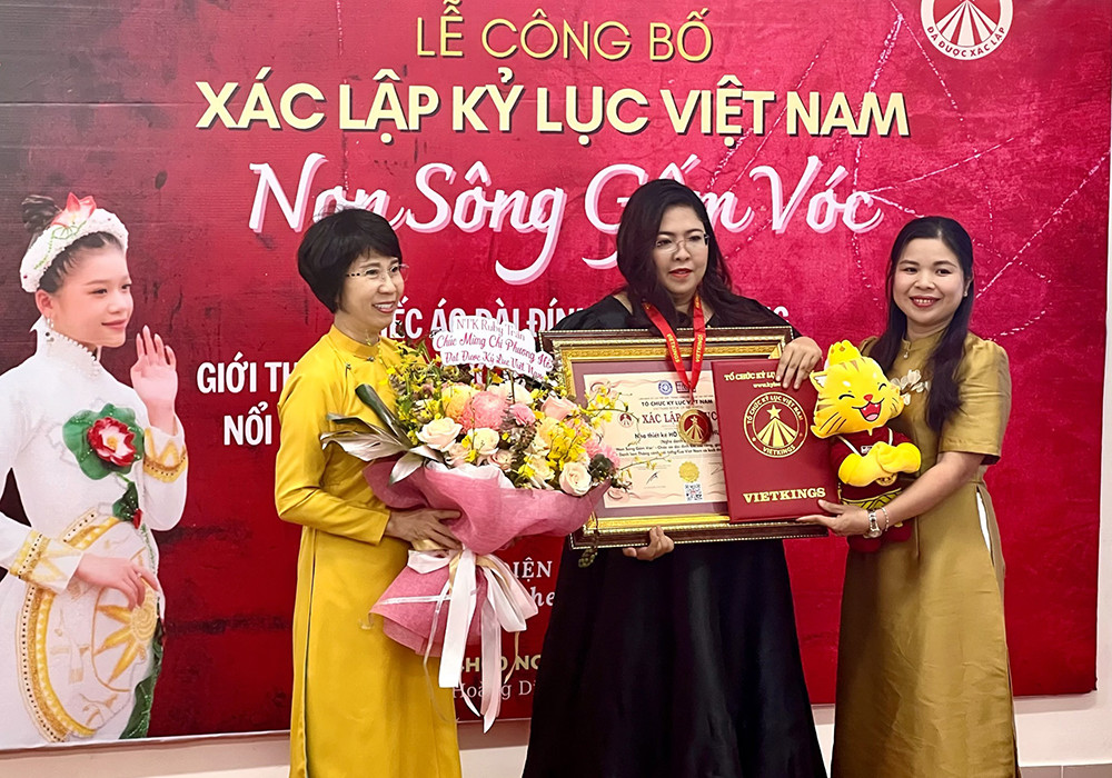 Áo dài 220 m được xác lập kỷ lục Việt Nam