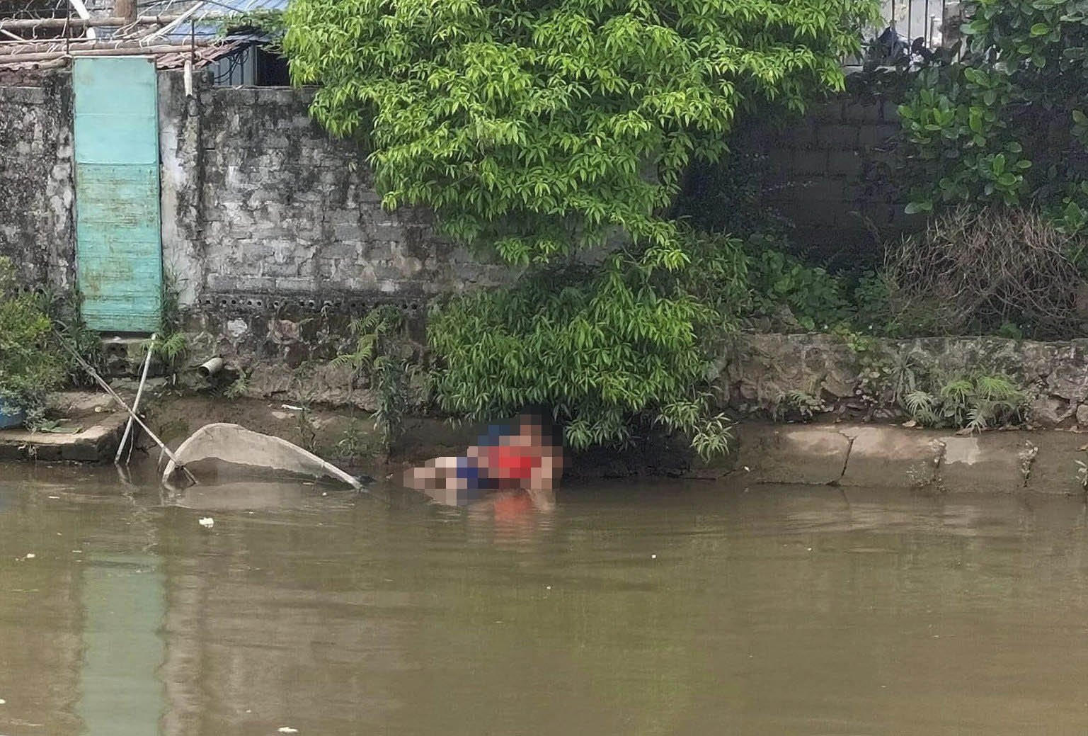 Bé trai lớp 1 tử vong do trượt chân xuống sông trước nhà