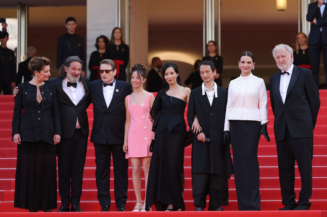 Heidi Klum bị chiếc váy hở bạo phản chủ khi tạo dáng ở Cannes 2023