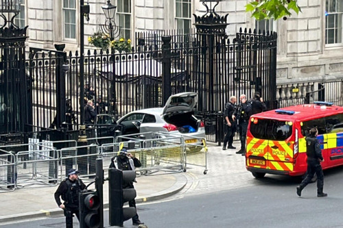 Cảnh sát Anh bắt giữ tài xế lao xe vào cổng dinh thủ tướng