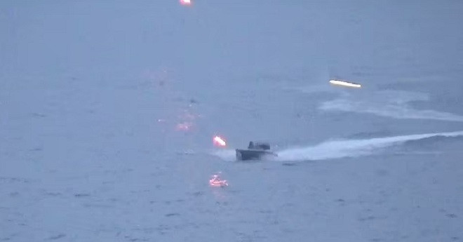Video Nga tiêu diệt xuồng cao tốc tấn công tàu do thám ở Biển Đen