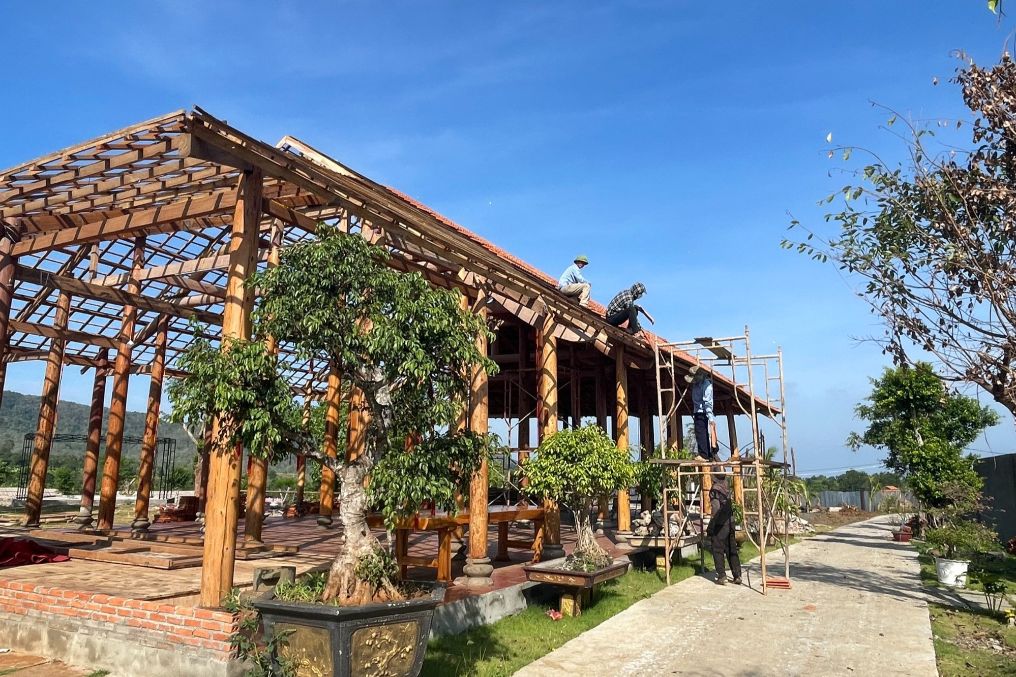 Tháo dỡ nhà gỗ tiền tỷ xây trái phép tại trang trại ngựa ở Đắk Lắk