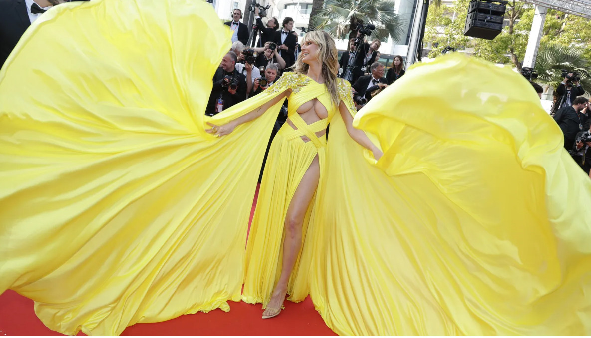 Heidi Klum bị chiếc váy hở bạo phản chủ khi tạo dáng ở Cannes 2023
