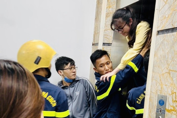 Giải cứu 4 học sinh ở Thanh Hóa bị mắc kẹt trong thang máy