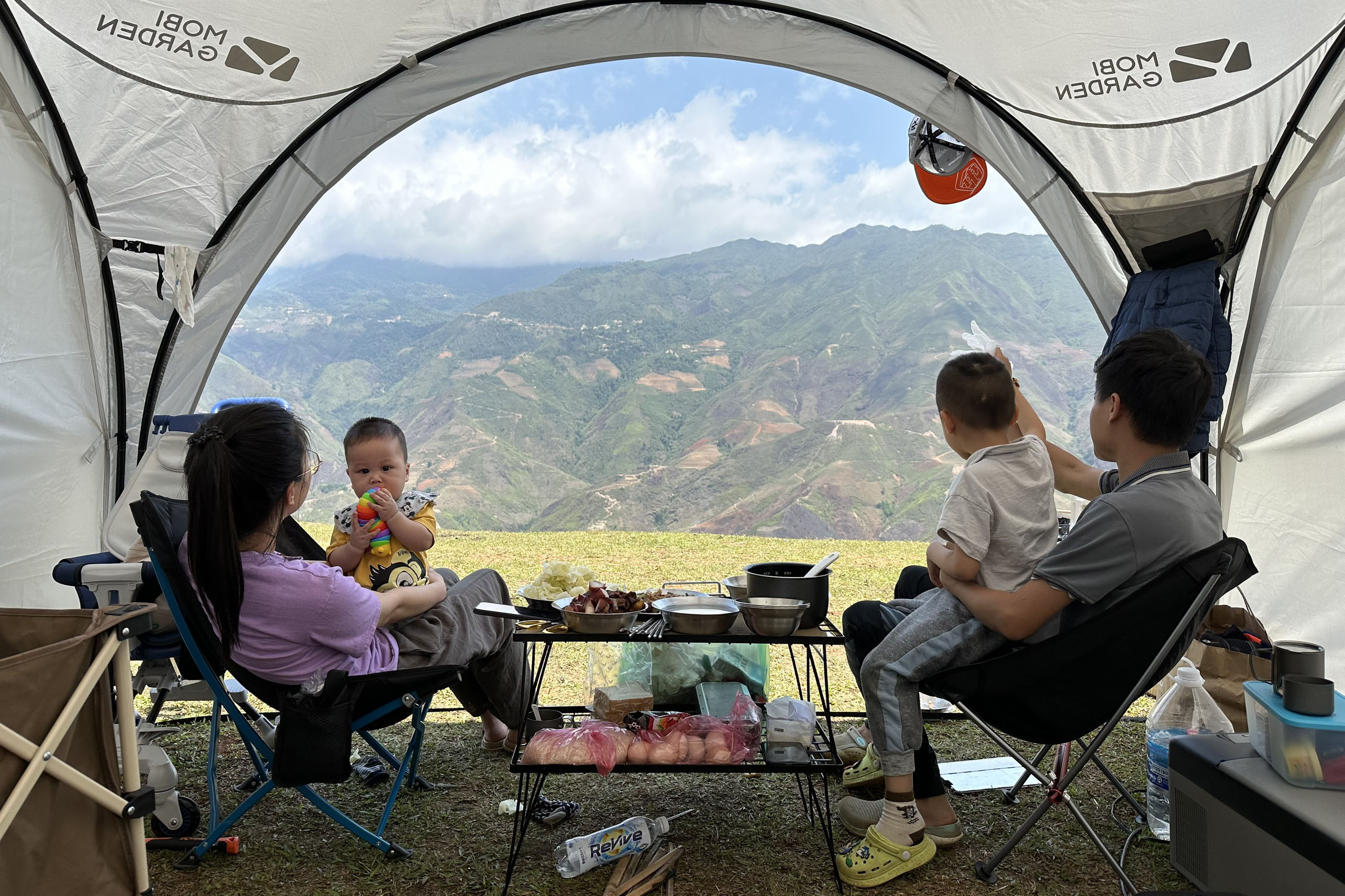 Vợ chồng Hà Nội đưa con 8 tháng tuổi đi cắm trại trốn khói bụi mỗi cuối tuần