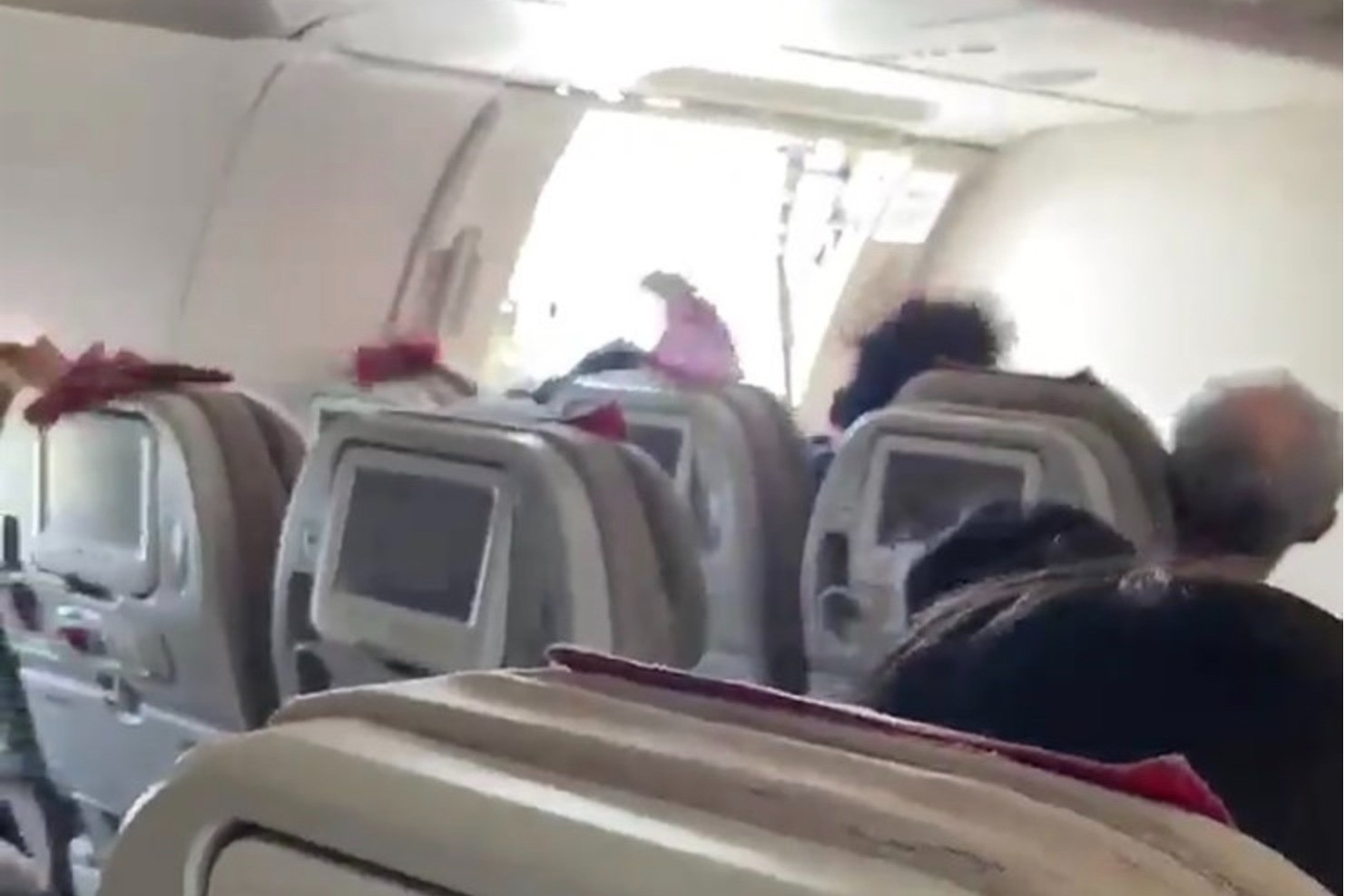 Video máy bay Hàn Quốc bất ngờ mở tung cửa khi đang bay
