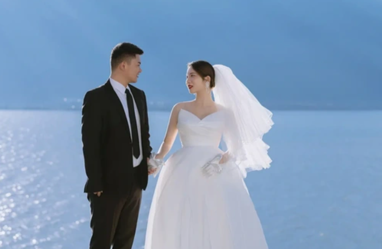 Giám đốc giấu vợ, chi 300 triệu đồng làm đám cưới giả cho người tình