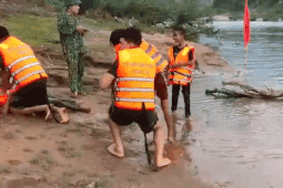 Các bé miền biên viễn háo hức được chú bộ đội dạy ấn tim cứu người đuối nước